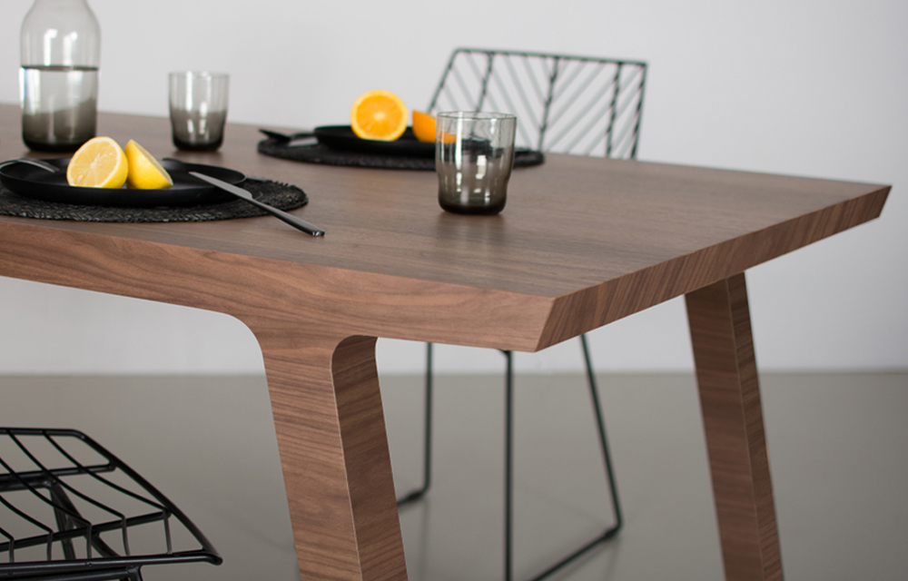 Eettafel in notenhout