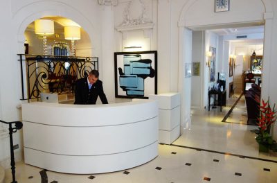 concierge desk Paris